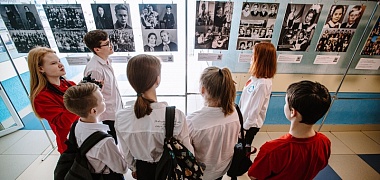 Выставка «История школьной фотографии» путешествует по форуму