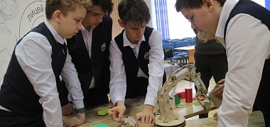 Форсайт-сессия объединила робосоревнования школьников и дискуссионную площадку